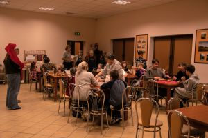 Uczestnicy wydarzenia wykonujący pierniki