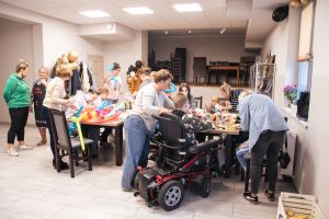 Zdjęcie grupowe osób uczestniczących w zajęciach plastycznych