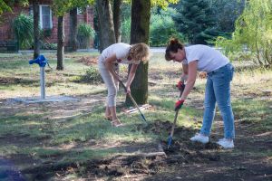 Zastępca Burmistrza Solca Kujawskiego oraz Zastępca Dyrektora CUS w Solcu Kujawskim podczas prac porządkowych