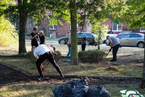 Widok osób podczas prac porządkowych