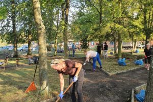 Mieszkańcy osiedla podczas prac porządkowych