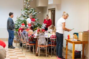 Dzieci podczas warsztatów świątecznych