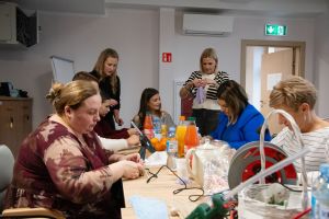 Wolontariusze podczas prac warsztatowych