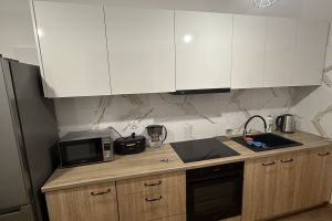 umeblowany aneks kuchenny w mieszkaniu treningowym