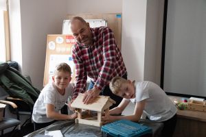 Widok rodziny podczas prac warsztatowych