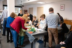 Uczestnicy warsztatów podczas prac plastycznych