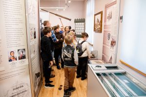 Uczestnicy warsztatów podczas wizyty w muzeum