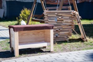 Widok drewnianych budek do samodzielnego montażu