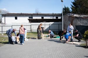 Uczestnicy wydarzenia podczas skręcania budek