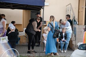 Widok stoiska ze słodkim poczęstunkiem