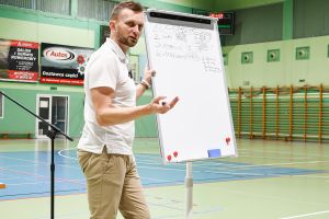 Widok osoby przeprowadzającej szkolenie