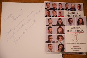 Widok materiałów szkoleniowych oraz dedykacji wypisanej dla Organizatora Społeczności Lokalnej