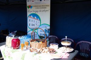 Stoisko Centrum Usług Społecznych w Solcu Kujawskim z poczęstunkiem