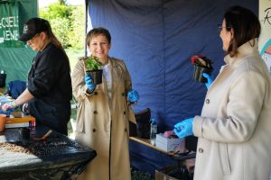 Dyrektor CUS- Pani Hanka Stamm oraz Zastępca Dyrektora CUS- Pani Iwona Konaszewska podczas sadzenia roślin