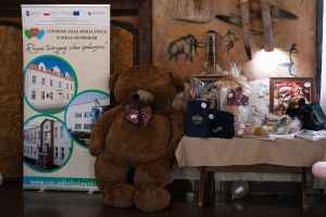 Widok roll-upu Centrum Usług Społecznych w Solcu Kujawskim oraz gadżetów do licytacji