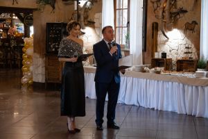 Widok prowadzących bal charytatywny