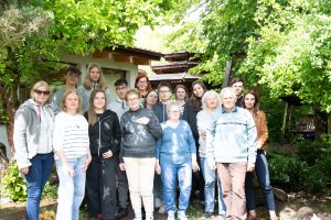 Widok grupy biorącej udział w warsztatach wraz z osobami prowadzącymi