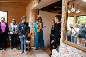 Uczestnicy warsztatów podczas wykonywania ćwiczeń