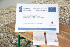 Widok plakatu informującego o projekcie oraz ulotek