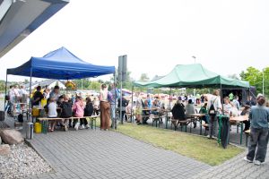 Widok osób obecnych na festynie
