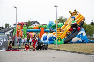 Widok kolorowych dmuchańców dla dzieci