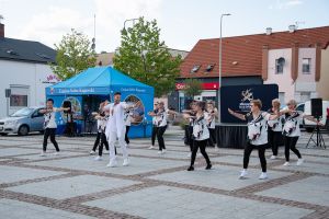 Widok tancerek z grupy "Baila" podczas występu