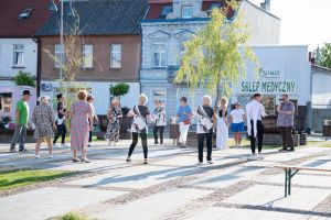 Widok tańczących seniorów