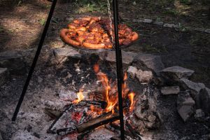 Widok ogniska i poczęstunku przygotowanego dla uczestników
