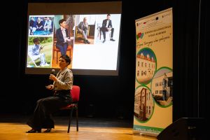 Widok osoby prowadzącej prelekcję