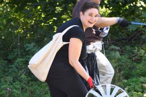 Uczestnicy wydarzenia podczas sprzątania terenów nadwiślańskich