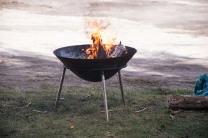Widok paleniska na którym pieczono kiełbaski