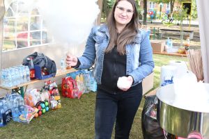 Widok największej waty cukrowej przygotowanej przez wolontariuszy