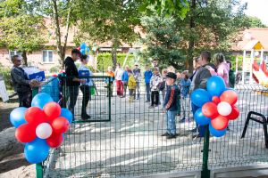Wręczenie prezentów dzieciom biorącym udział w sprzątaniu osiedla