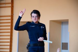 Funkcjonariuszka Komisariatu Policji w Solcu Kujawskim podczas prelekcji i składania ślubowania
