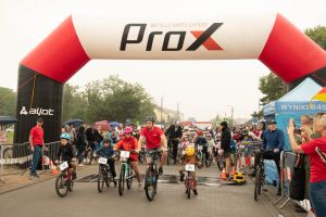 Uczestnicy rajdu rowerowego podczas próbnego przejazdu