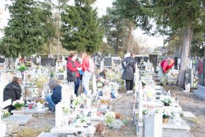 Wolontariusze oraz pracownicy CUS podczas porządkowania grobów