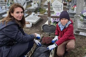 Wolontariusze oraz pracownicy CUS podczas porządkowania grobów