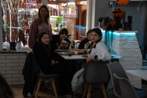 Uczestnicy wydarzenia podczas posiłku