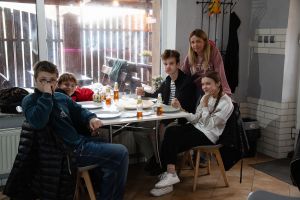 Uczestnicy wydarzenia podczas posiłku