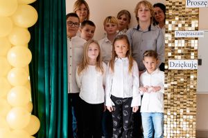 Pamiątkowe zdjęcie młodych wykonawców