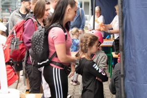 Uczestnicy warsztatów makramy oczekujący na swoją kolej