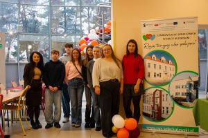 Widok osób przygotowujących wydarzenie i warsztaty