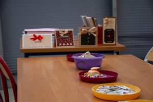 Widok stołu podczas warsztatów świątecznych