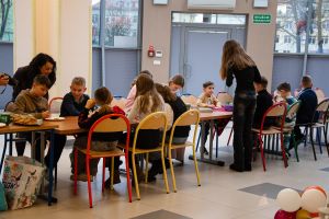 Widok osób uczestniczących w warsztatach świątecznych