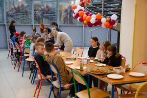 Widok osób uczestniczących w warsztatach świątecznych