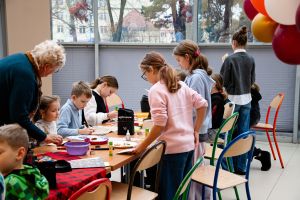 Widok osób uczestniczących w warsztatach świątecznych