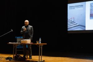 Profesor Tomasz Ferenc podczas przeprowadzania wykładu