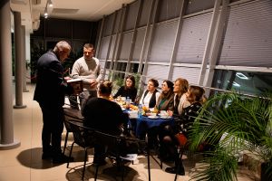 Spotkanie po warsztacie, Burmistrz Solca Kujawskiego Adam Michalak wręcza prezent prelegentowi