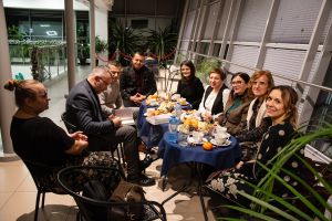 Rozmowy uczestniczek i uczestników z wykładowcą