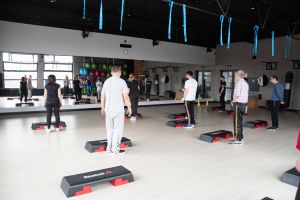 Uczestniczki i uczestnicy WTZ podczas ćwiczeń